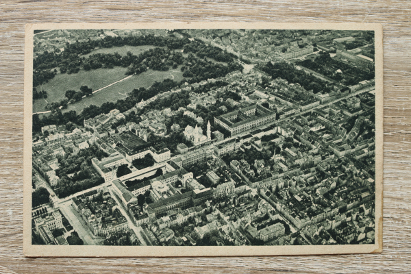 AK München / 1915-1930er Jahre / Luftbild Flugzeugaufnahme / Siegestor Ludwigstraße Straßen Gebäude Park